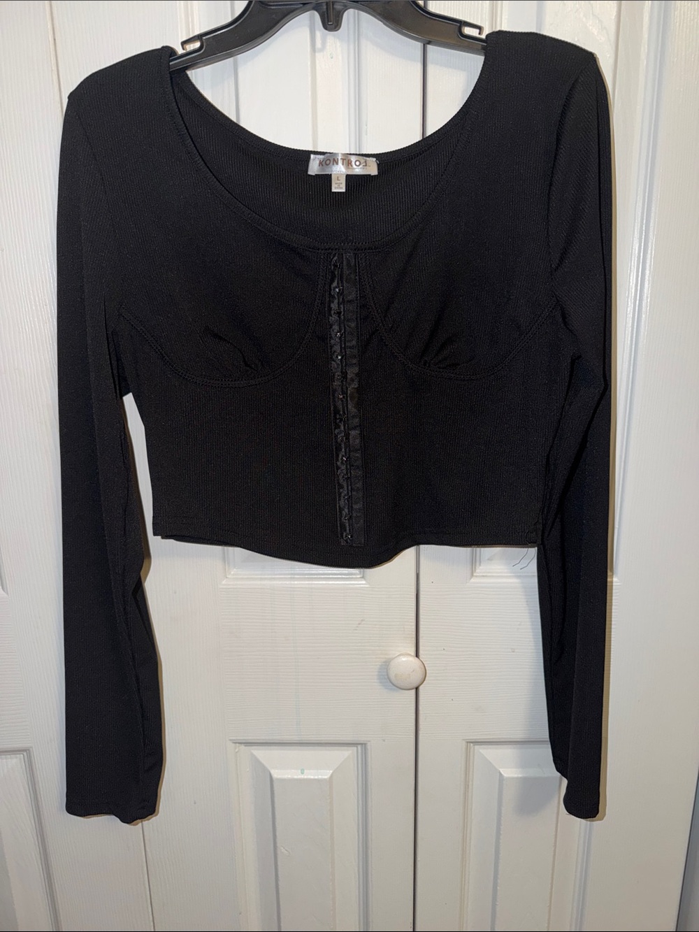 Aonroe Black Long-Sleeve Hook Front Cropped Top